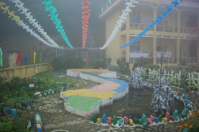 Tại trường Nấm Lư, nhà trường xây dựng khuôn viên xanh, sạch, đẹp cho học sinh học tập và trải nghiệm, nâng cao tinh thần yêu nước (Ảnh:Đức Minh)