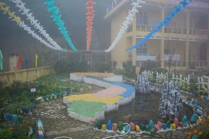 Tại trường Nấm Lư, nhà trường xây dựng khuôn viên xanh, sạch, đẹp cho học sinh học tập và trải nghiệm, nâng cao tinh thần yêu nước (Ảnh:Đức Minh)