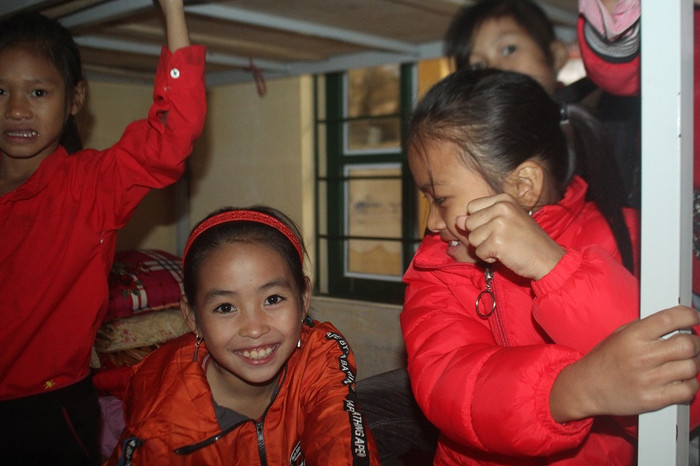 Khu phòng ở của học sinh bán trú có đầy đủ chăn ấm, đệm êm và quần áo ấm phục vụ học sinh. Toàn bộ vật dụng này đều do Nhà nước hỗ trợ và các nhà hảo tâm quyên góp (Ảnh:Đức Minh)