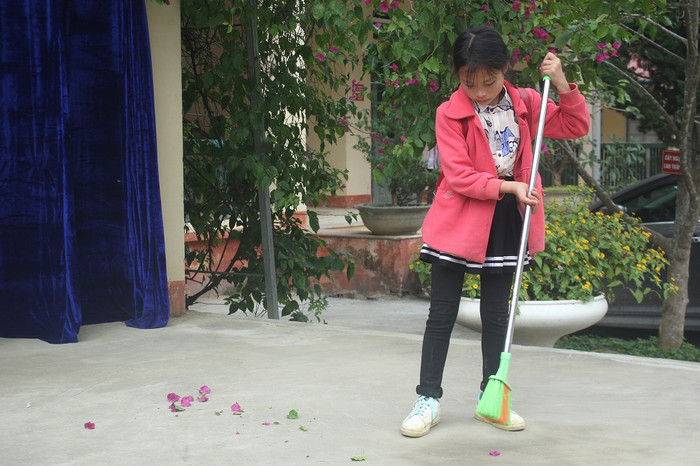 Học sinh cùng thầy cô dọn dẹp sân trường, phòng học. Những công việc này các em thực hiện rất tự giác (Ảnh:Đức Minh)