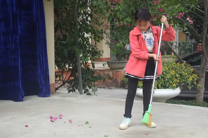 Học sinh cùng thầy cô dọn dẹp sân trường, phòng học. Những công việc này các em thực hiện rất tự giác (Ảnh:Đức Minh)