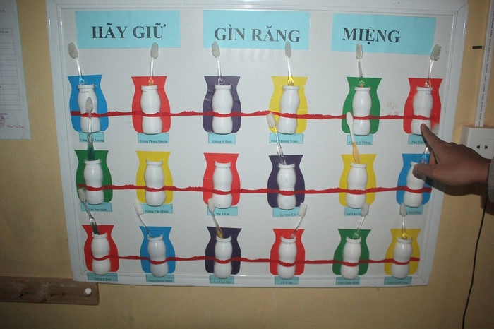 Học sinh tự tay thiết kế và làm những vật dụng nhỏ, cần thiết cho sinh hoạt và học tập (Ảnh:Đức Minh)