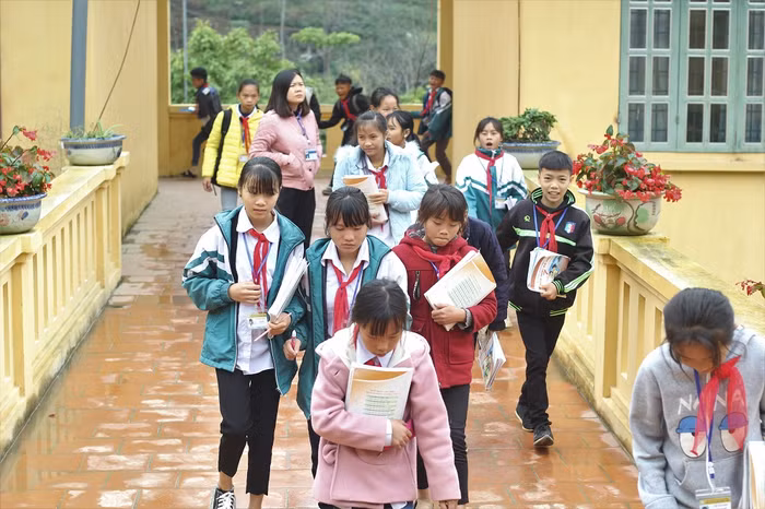 Học sinh bán trú tại trường cấp 2 thị trấn Mường Khương. Đối với những học sinh ở xa, khoảng 30 em sau mỗi buổi học sẽ ăn và ở tại trường (Ảnh:Đức Minh)