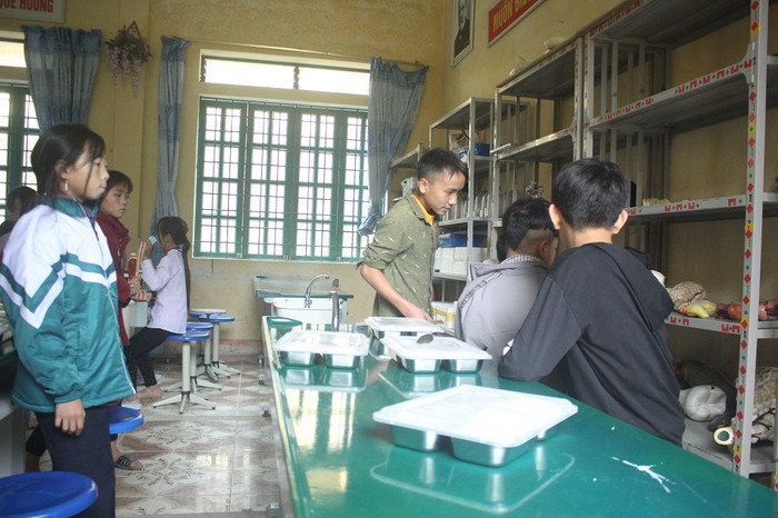 Học sinh xếp hàng lấy khay cơm rất vệ sinh và trật tự (Ảnh: Đức Minh)