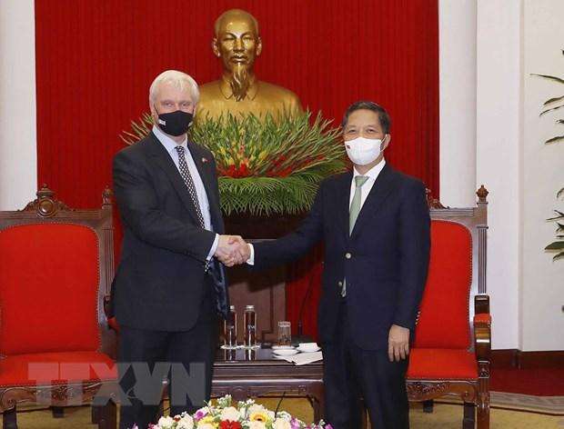 Trưởng Ban Kinh tế Trung ương Trần Tuấn Anh tiếp Đặc phái viên Thủ tướng Anh Graham Stuart. (Ảnh: Phương Hoa/TTXVN) Trưởng Ban Kinh tế Trung ương Trần Tuấn Anh tiếp Đặc phái viên Thủ tướng Anh Graham Stuart. (Ảnh: Phương Hoa/TTXVN)