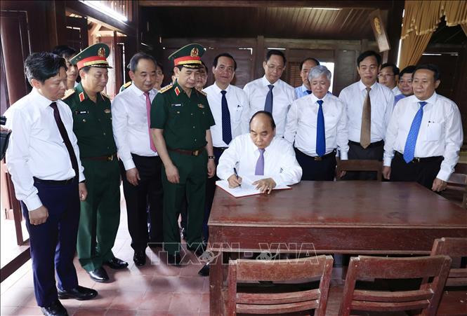 Chủ tịch nước Nguyễn Xuân Phúc viết lưu bút tại Khu lưu niệm Tổng Bí thư Lê Duẩn. Chủ tịch nước Nguyễn Xuân Phúc viết lưu bút tại Khu lưu niệm Tổng Bí thư Lê Duẩn.