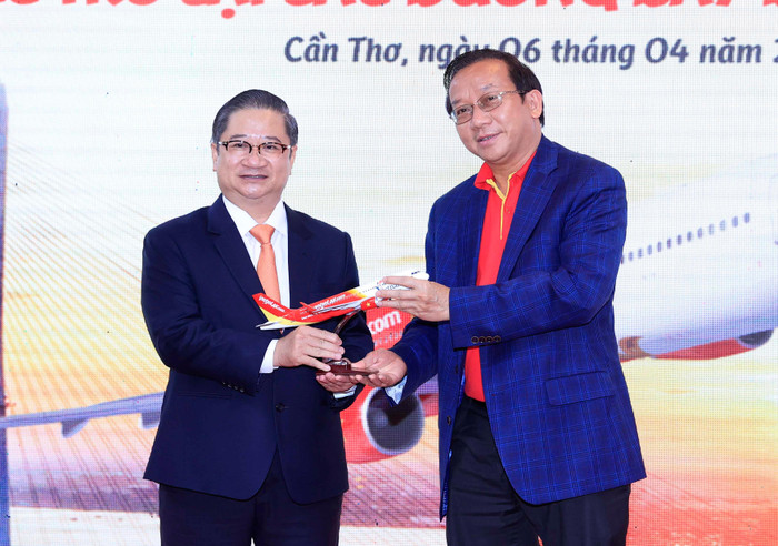 Phó Tổng giám đốc Vietjet Đỗ Xuân Quang và Chủ tịch Ủy ban nhân dân Thành phố Cần Thơ Trần Việt Trường (bên trái) tại buổi lễ Phó Tổng giám đốc Vietjet Đỗ Xuân Quang và Chủ tịch Ủy ban nhân dân Thành phố Cần Thơ Trần Việt Trường (bên trái) tại buổi lễ