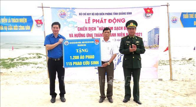 Đại diện Chính quyền xã Ngư Thủy Bắc, huyện Lệ Thủy tiếp nhận những món quà ý nghĩa do Bộ Chỉ huy Bộ đội Biên phòng tỉnh Quảng Bình trao tặng. Ảnh tư liệu: Võ Dung/TTXVN Đại diện Chính quyền xã Ngư Thủy Bắc, huyện Lệ Thủy tiếp nhận những món quà ý nghĩa do Bộ Chỉ huy Bộ đội Biên phòng tỉnh Quảng Bình trao tặng. Ảnh tư liệu: Võ Dung/TTXVN