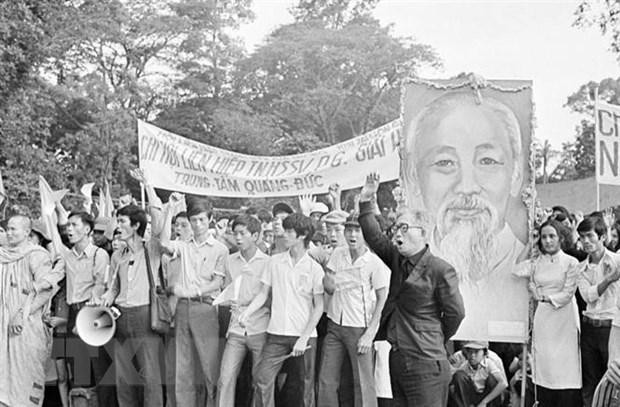 Học sinh, sinh viên Sài Gòn tham gia mít tinh mừng Ủy ban Quân quản thành phố ra mắt, ngày 7/5/1975. (Ảnh: TTXVN) Học sinh, sinh viên Sài Gòn tham gia mít tinh mừng Ủy ban Quân quản thành phố ra mắt, ngày 7/5/1975. (Ảnh: TTXVN)