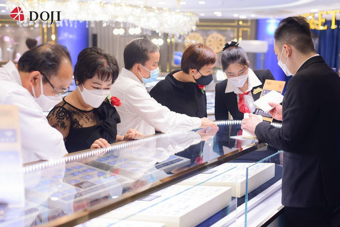 Trung tâm Trang sức cao cấp tại DOJI Tower Thành phố Hồ Chí Minh thu hút đông đảo khách hàng tham quan, mua sắm. Trung tâm Trang sức cao cấp tại DOJI Tower Thành phố Hồ Chí Minh thu hút đông đảo khách hàng tham quan, mua sắm.