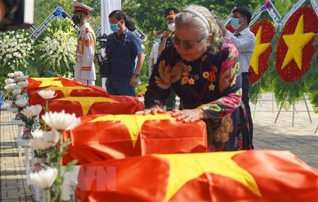 Bà Thân Thị Tuyết Vân, nữ cựu binh Đoàn 10 Đặc khu Rừng Sác, tiễn đưa đồng đội. (Ảnh: Công Phong/TTXVN) Bà Thân Thị Tuyết Vân, nữ cựu binh Đoàn 10 Đặc khu Rừng Sác, tiễn đưa đồng đội. (Ảnh: Công Phong/TTXVN)