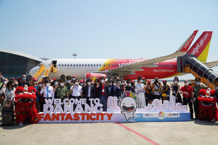 Đại diện lãnh đạo thành phố Đà Nẵng, sân bay và Vietjet chào mừng chuyến bay quốc tế đầu tiên đến Đà Nẵng Đại diện lãnh đạo thành phố Đà Nẵng, sân bay và Vietjet chào mừng chuyến bay quốc tế đầu tiên đến Đà Nẵng