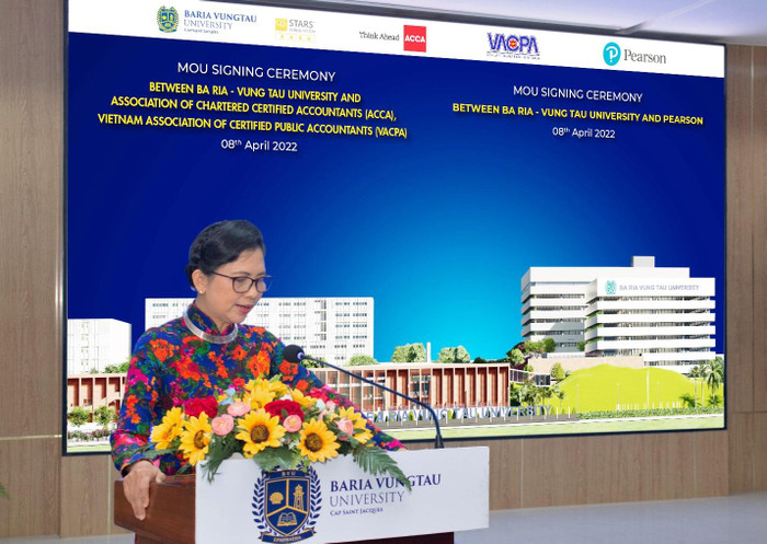 Phó giáo sư, Tiến sĩ, Luật sư Nguyễn Thị Hoài Phương – Quyền Hiệu trường Trường Đại học Bà Rịa – Vũng Tàu phát biểu khai mạc Lễ ký kết Phó giáo sư, Tiến sĩ, Luật sư Nguyễn Thị Hoài Phương – Quyền Hiệu trường Trường Đại học Bà Rịa – Vũng Tàu phát biểu khai mạc Lễ ký kết