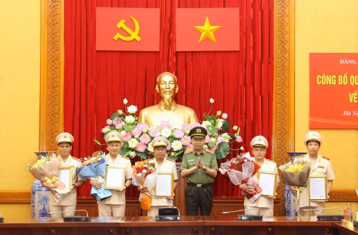 Bộ trưởng Tô Lâm trao các quyết định của Bộ Chính trị cho các đồng chí được chỉ định tham gia Đảng ủy, Ban Thường vụ Đảng ủy Công an Trung ương, nhiệm kỳ 2020 - 2025. Ảnh CAND