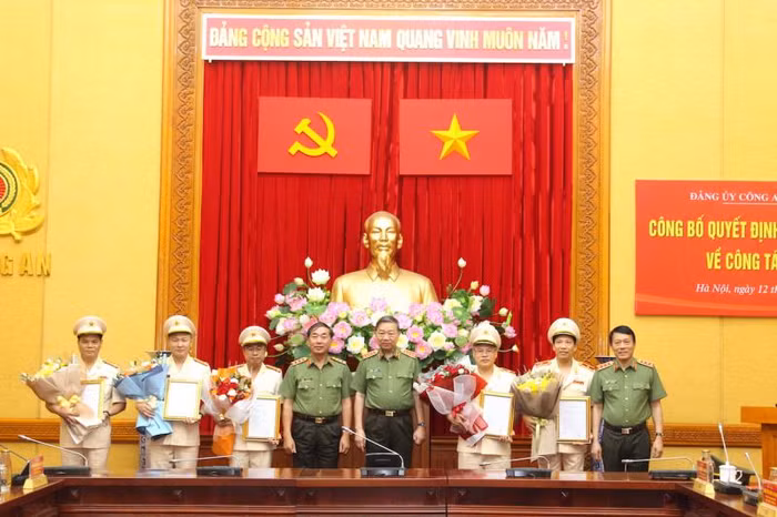 Bộ trưởng Tô Lâm với các đồng chí trong Ban Thường vụ Đảng ủy Công an Trung ương chúc mừng các đồng chí được chỉ định giữ chức vụ mới. Ảnh CAND