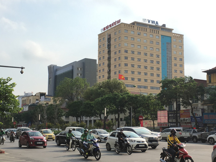 Học viện Phụ nữ Việt Nam nằm trên một trong những tuyến phố đắt nhất Thủ đô đã cho thuê gần hết mặt ngoài vì lợi ích trước mắt. Ảnh: Vũ Phương. Học viện Phụ nữ Việt Nam nằm trên một trong những tuyến phố đắt nhất Thủ đô đã cho thuê gần hết mặt ngoài vì lợi ích trước mắt. Ảnh: Vũ Phương.