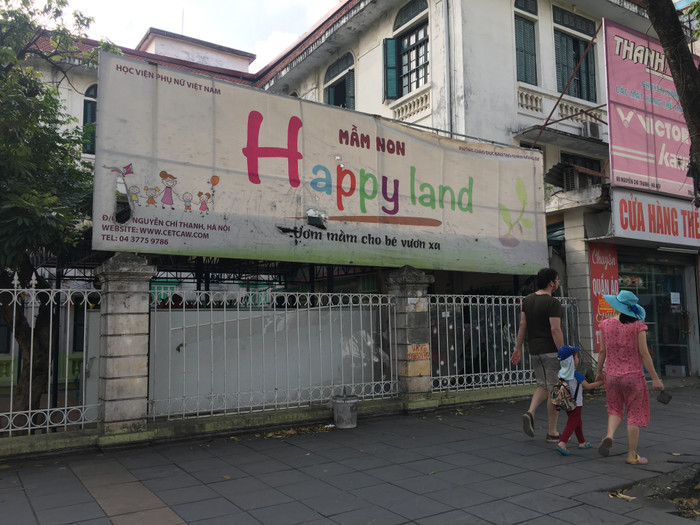 Trường mầm non Happy Land nằm trong khuôn viên Học viện. Trường mầm non Happy Land nằm trong khuôn viên Học viện.
