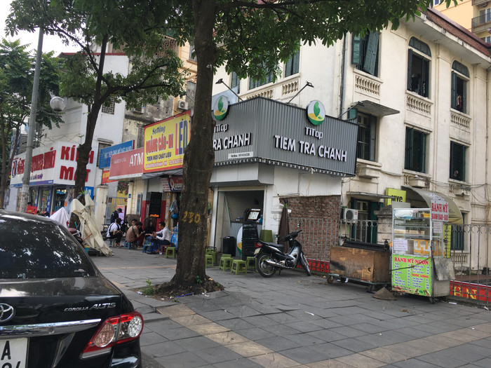 Tiệm trà tranh cơi nới một phần tường chưa trát rất mất thẩm mỹ ngay trong khuôn viên Học viện, xe kéo bán bánh mỳ ngay trước cổng. Ảnh: Vũ Phương. Tiệm trà tranh cơi nới một phần tường chưa trát rất mất thẩm mỹ ngay trong khuôn viên Học viện, xe kéo bán bánh mỳ ngay trước cổng. Ảnh: Vũ Phương.
