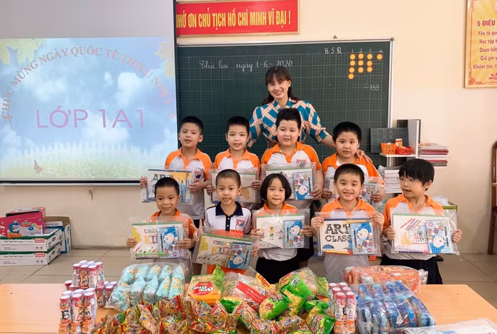 Cô Nga bên những học trò đáng yêu. Ảnh: NVCC.