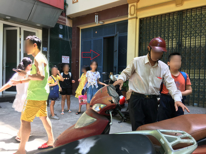 Sáng ngày thứ 7 (27/6) rất đông học sinh lớp 4A1 được phụ huynh đưa đón con đến lớp học thêm tại nhà cô giáo chủ nhiệm tổ chức dạy thêm (nhà mũi tên đỏ). Ảnh: Vũ Phương. Sáng ngày thứ 7 (27/6) rất đông học sinh lớp 4A1 được phụ huynh đưa đón con đến lớp học thêm tại nhà cô giáo chủ nhiệm tổ chức dạy thêm (nhà mũi tên đỏ). Ảnh: Vũ Phương.