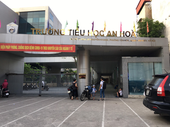 Một phụ huynh Trường Tiểu học An Hòa cho biết, không đăng ký mua thiết bị tối thiểu vẫn bị tính tiền. Ảnh: Vũ Phương. Một phụ huynh Trường Tiểu học An Hòa cho biết, không đăng ký mua thiết bị tối thiểu vẫn bị tính tiền. Ảnh: Vũ Phương.