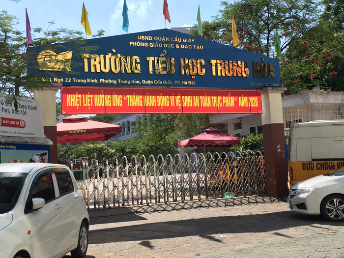 Ban giám hiệu Trường Tiểu học Trung Hòa nói do sơ suất của nhân viên thư viện đã gộp sách giáo khoa, sách bổ trợ vào với nhau. Ảnh: Vũ Phương.