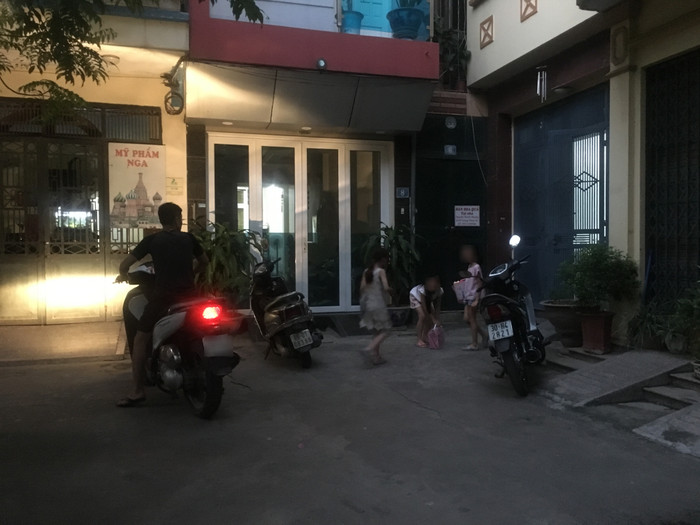 Một nhóm khác lớp 4A1 học thêm vào tối thứ 2. Ảnh: Vũ Phương. Một nhóm khác lớp 4A1 học thêm vào tối thứ 2. Ảnh: Vũ Phương.