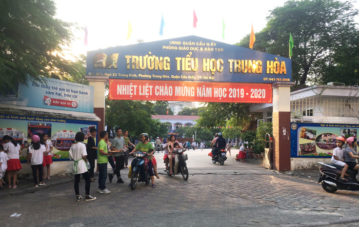 Nhiều phụ huynh Trường Tiểu học Trung Hòa mua đủ bộ sách giá cao ngất ngưởng vì nhà trường bán kèm nhiều sách tham khảo. Ảnh: Vũ Phương Nhiều phụ huynh Trường Tiểu học Trung Hòa mua đủ bộ sách giá cao ngất ngưởng vì nhà trường bán kèm nhiều sách tham khảo. Ảnh: Vũ Phương