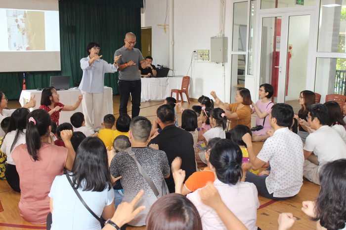 Theo nghiên cứu trẻ chỉ tập trung được 15 phút đầu nên chuyên gia người Nhật hướng dẫn phụ huynh, học sinh một số bài tập cơ bản để học sinh tập trung. Ảnh: Vũ Phương.