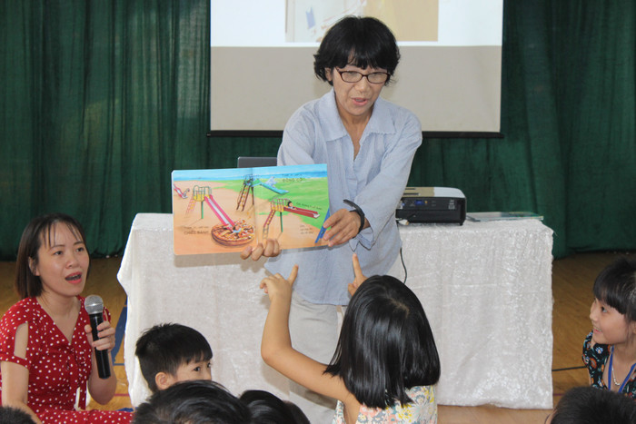 Chuyên gia cố vấn giáo dục người Nhật hướng dẫn phụ huynh, học sinh phương pháp đọc sách thú vị, đầy biểu cảm. Ảnh: Vũ Phương.