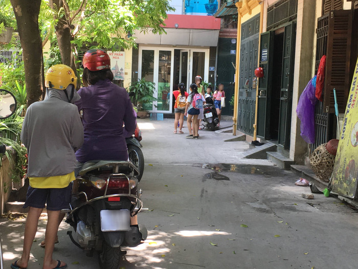 Một nhóm lớp 4A1 học thêm nhà cô chủ nhiệm vào sáng thứ 7. Ảnh: Vũ Phương. Một nhóm lớp 4A1 học thêm nhà cô chủ nhiệm vào sáng thứ 7. Ảnh: Vũ Phương.