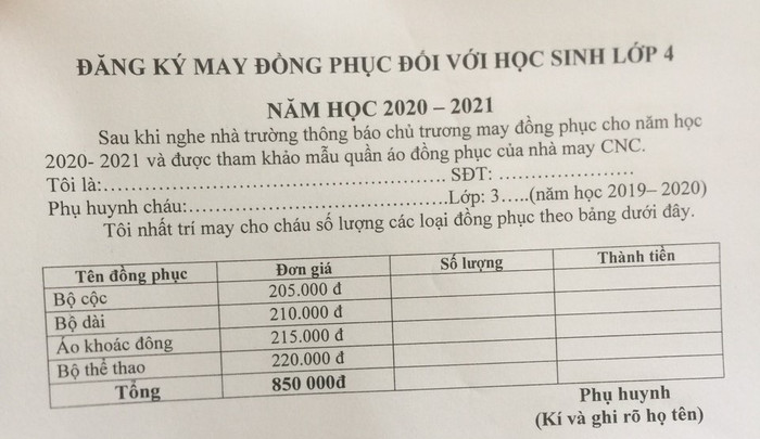 Cùng với việc đăng ký mua sách, phụ huynh Tiểu học Trung Hòa cũng nhận được bản đăng ký may đồng phục cho năm học mới. Ảnh: NVCC.