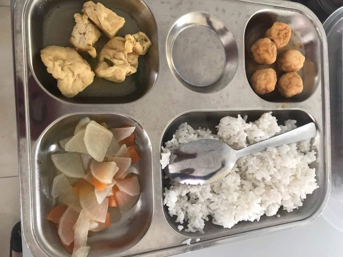 Bữa ăn bán trú trưa ngày 21/11 được phụ huynh phản ánh nghèo nàn. Ảnh: NVCC. Bữa ăn bán trú trưa ngày 21/11 được phụ huynh phản ánh nghèo nàn. Ảnh: NVCC.