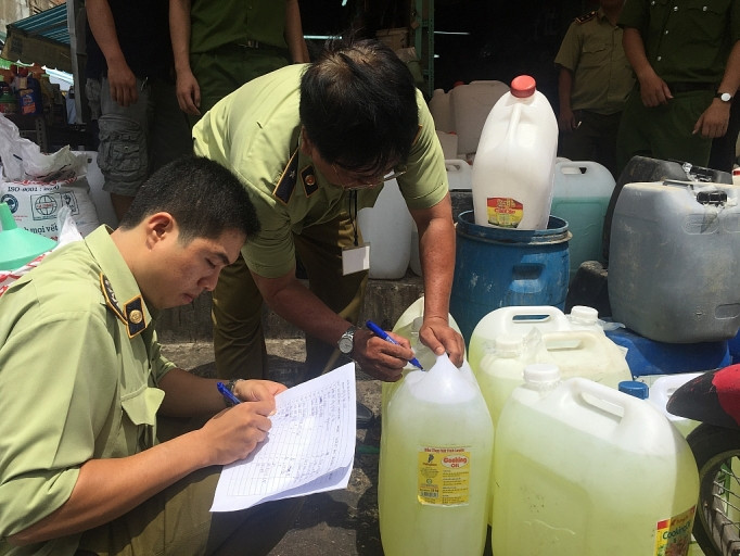 Lực lượng quản lý thị trường tập trung các giải pháp siết chặt quản lý kinh doanh hóa chất nhỏ lẻ tại các cửa hàng, chợ. Lực lượng quản lý thị trường tập trung các giải pháp siết chặt quản lý kinh doanh hóa chất nhỏ lẻ tại các cửa hàng, chợ.