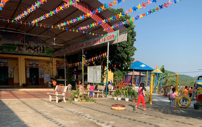 Phụ huynh Trường mầm non Đông Khê phải ủng hộ giáo viên hợp đồng, nhưng giáo viên cuối năm mới nhận được. Mỗi tháng giáo viên chỉ được 1,1 triệu đồng. Ảnh: NVCC. Phụ huynh Trường mầm non Đông Khê phải ủng hộ giáo viên hợp đồng, nhưng giáo viên cuối năm mới nhận được. Mỗi tháng giáo viên chỉ được 1,1 triệu đồng. Ảnh: NVCC.