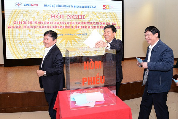 Các đại biểu tham gia bỏ phiếu. Ảnh: NPC/Việt Hạnh.