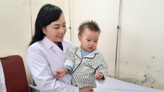 Hình ảnh nữ Bộ trưởng gần gũi thăm hỏi bệnh nhi trong một chuyến công tác tại tỉnh Vĩnh Phúc. Hình ảnh nữ Bộ trưởng gần gũi thăm hỏi bệnh nhi trong một chuyến công tác tại tỉnh Vĩnh Phúc.