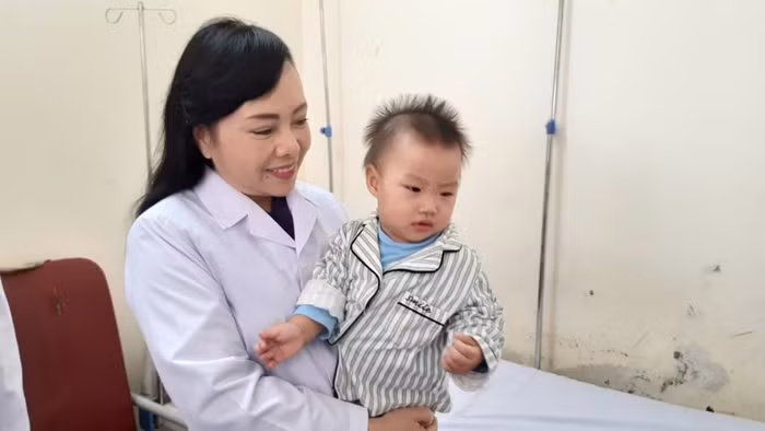 Hình ảnh nữ Bộ trưởng gần gũi thăm hỏi bệnh nhi trong một chuyến công tác tại tỉnh Vĩnh Phúc. Hình ảnh nữ Bộ trưởng gần gũi thăm hỏi bệnh nhi trong một chuyến công tác tại tỉnh Vĩnh Phúc.