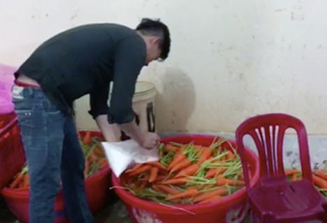 Nhân viên của Sáng đang tiến hành tẩy trắng cà rốt. Nhân viên của Sáng đang tiến hành tẩy trắng cà rốt.