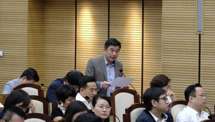 Đại biểu Nguyễn Minh Đức (Tổ đại biểu quận Thanh Xuân) nêu vấn đề kiểm soát an toàn thực phẩm đối với bếp ăn tập thể tại các trường học, các khu công nghiệp. Đại biểu Nguyễn Minh Đức (Tổ đại biểu quận Thanh Xuân) nêu vấn đề kiểm soát an toàn thực phẩm đối với bếp ăn tập thể tại các trường học, các khu công nghiệp.