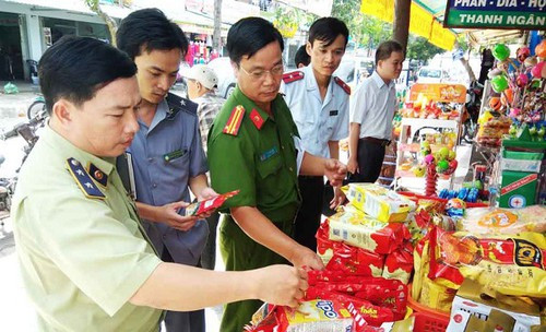 Thanh tra xử phạt an toàn thực phẩm gặp khó vì tình làng nghĩa xóm Thanh tra xử phạt an toàn thực phẩm gặp khó vì tình làng nghĩa xóm