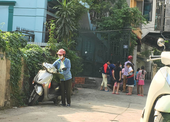 Một nửa lớp học ca 1 tan để chuẩn bị cho ca 2 vào học tại địa điểm cô giáo thuê để tổ chức dạy thêm. Ảnh: Vũ Phương.