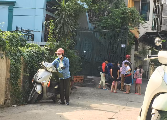Một nửa lớp học ca 1 tan để chuẩn bị cho ca 2 vào học tại địa điểm cô giáo thuê để tổ chức dạy thêm. Ảnh: Vũ Phương.