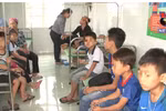 Học sinh Trường Tứ Cường được theo dõi, khám tại Trung tâm y tế huyện Thanh Miện. Ảnh: NVCC.