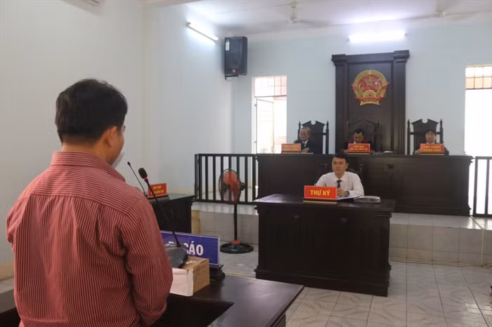 Bị cáo Bùi Văn Sáng bị tòa xử về hành vi “Vi phạm quy định về an toàn thực phẩm”. Bị cáo Bùi Văn Sáng bị tòa xử về hành vi “Vi phạm quy định về an toàn thực phẩm”.