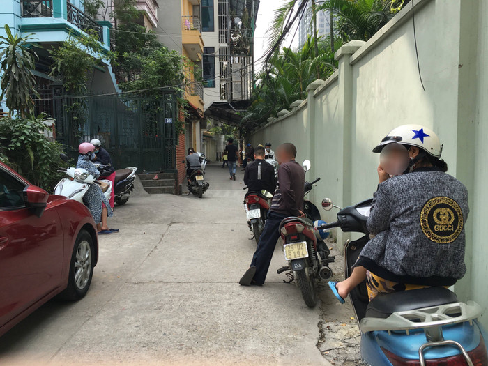 Là ngày nghỉ nhưng phụ huynh lớp 4A vẫn phải đưa đón con đi học thêm tại nhà cô giáo chủ nhiệm thuê vì lo lắng con học kém. Ảnh: Vũ Phương.