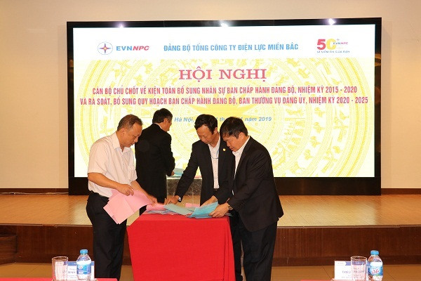 Ban kiểm phiếu làm nhiệm vụ sau khi các đại biểu bỏ phiếu. NPC/Việt Hạnh.