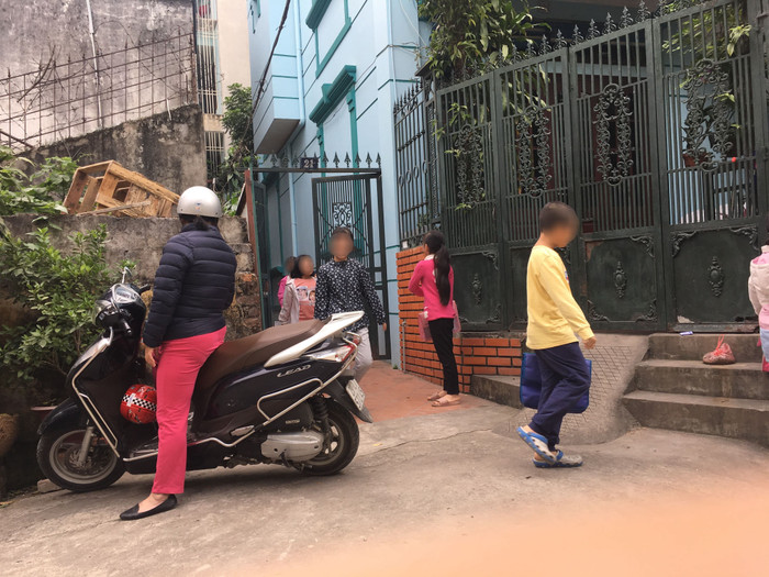 Phụ huynh lớp 4A Trường Tiểu học Cầu Diễn đến đón con học thêm ca 2 (9h30-11h30) tại địa điểm nhà cô giáo chủ nhiệm thuê để tổ chức dạy thêm. Ảnh: Vũ Phương.