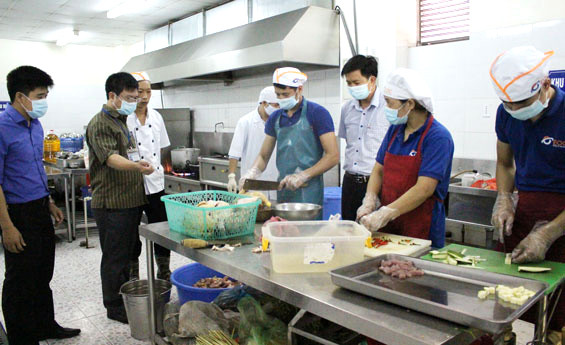 Chi cục An toàn, vệ sinh thực phẩm Thành phố Hà Nội kiểm tra khâu chế biến, thực phẩm tại một bếp ăn của công nhân. Chi cục An toàn, vệ sinh thực phẩm Thành phố Hà Nội kiểm tra khâu chế biến, thực phẩm tại một bếp ăn của công nhân.