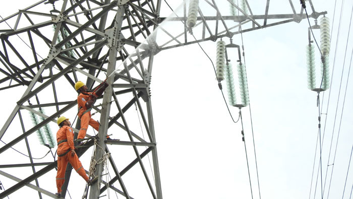 Nhân viên Điện lực miền Bắc luôn nỗ lực hết mình đảm bảo "thắp sáng" cho 27 tỉnh miền Bắc. Ảnh: EVNNPC. Nhân viên Điện lực miền Bắc luôn nỗ lực hết mình đảm bảo "thắp sáng" cho 27 tỉnh miền Bắc. Ảnh: EVNNPC.